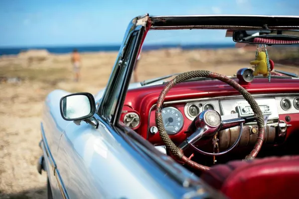 „Oben ohne“ in den Frühling - Cabrios und Motorräder online mieten Bild: „Oben ohne“ in den Frühling - Cabrios und Motorräder online mieten