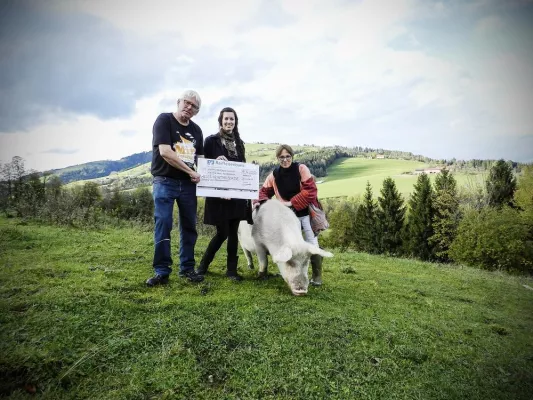 Bild: ALLES-VEGETARISCH.DE unterstützt das Tierparadies Schabenreith mit 4.200,- €