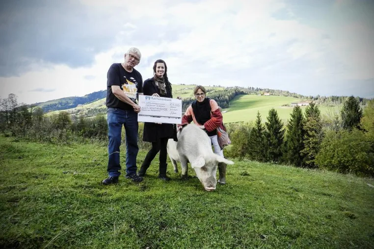 ALLES-VEGETARISCH.DE unterstützt das Tierparadies Schabenreith mit 4.200,- € Bild: ALLES-VEGETARISCH.DE unterstützt das Tierparadies Schabenreith mit 4.200,- €