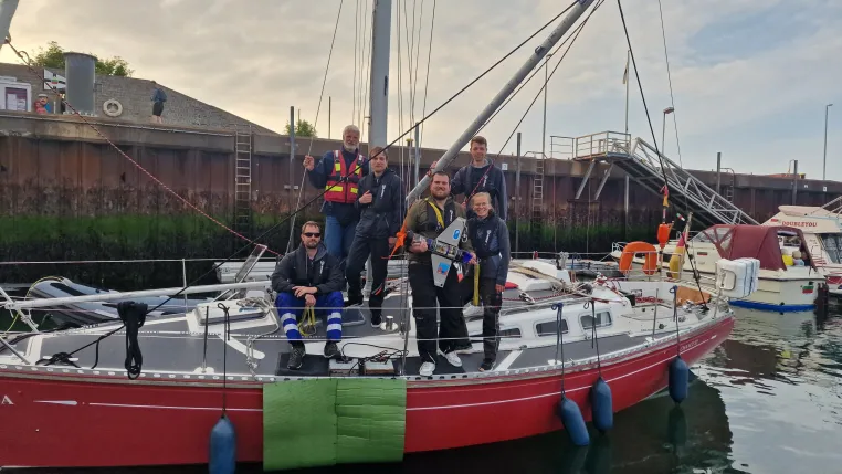 Bild: Studierende testen selbstkonstruierten Strömungsgenerator vor Helgoland