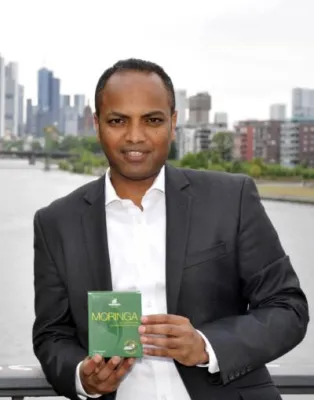 Bild: Gründerpreisträger Tadios Tewolde setzt auf die heilende Wirkung des Moringa-Baums