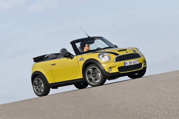 Bild: Groß-Event im MINI-Zelt - Vorstellung des neuen MINI Cabrio in Villach / Losberger baut Erlebniszelt