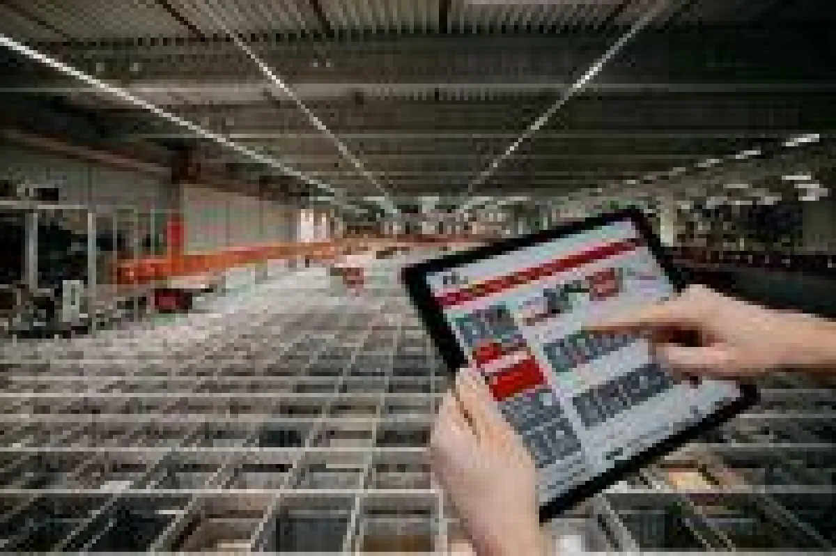 Über das Warenwirtschaftssystem und die AutoStore-Routing-Software entnehmen die Roboter die Lagerbehälter mit den Artikeln.