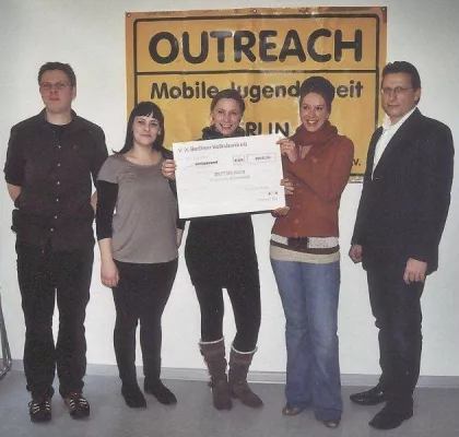 Bild: Polyprint überreicht OUTREACH KIDS eine weitere Spende