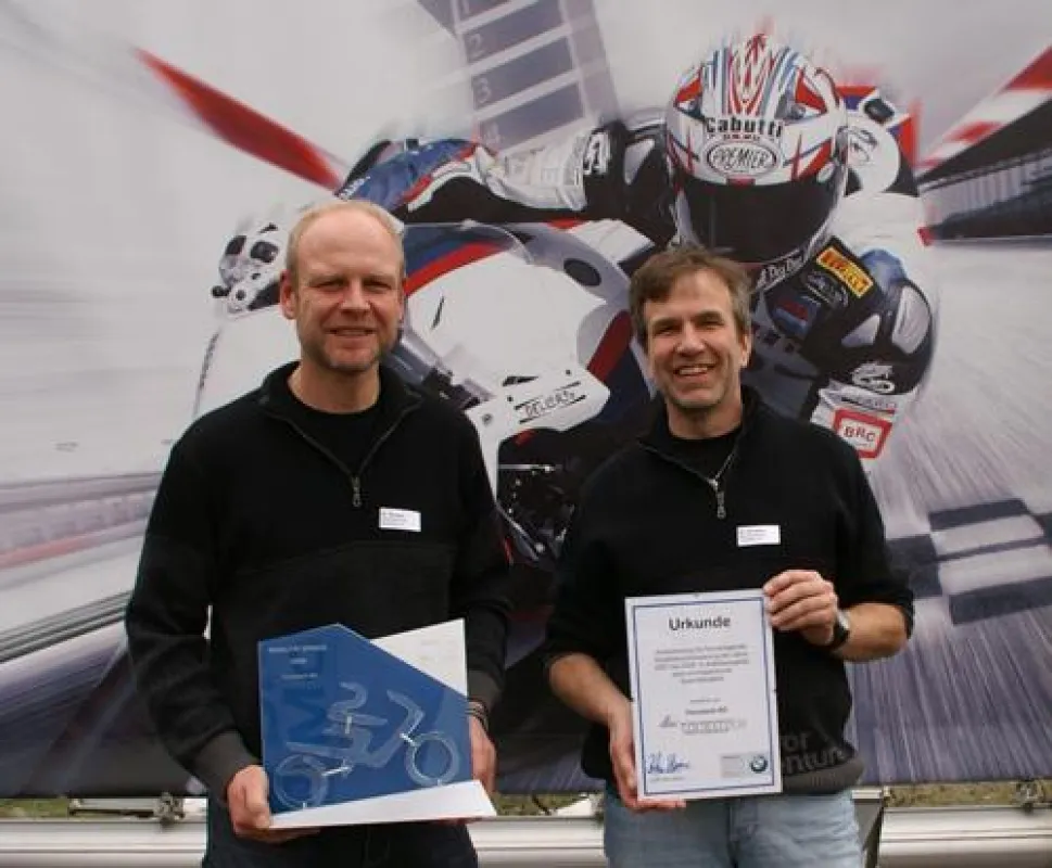 Herbert Schwarz und Jochen Schanz (rechts), die Chefs der Niedereschacher Touratech AG, nahmen in Berlin den Qualitätspreis von BMW Motorrad entgegen.