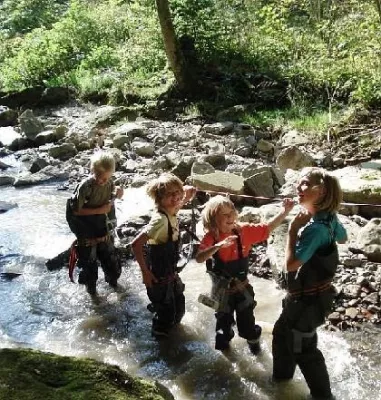 Bild: Mit Forscherrucksack auf Entdeckungsreise: Erster Wildbach-Wassersteig als neue Familienattraktion im Allgäu