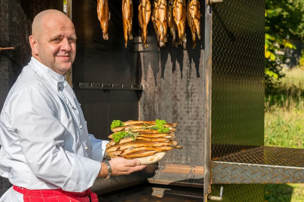 Freitags gibt es auf der GutsAlm Harlachberg frische Räucherforellen aus eigenem Forellenräuchern.