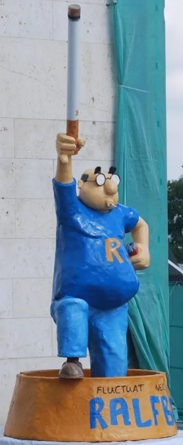 TOM-Catoonfigur als Deutschlands erstes Raucherdenkmal