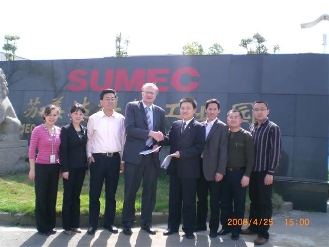 Dr. Erich W. Merkle mit dem Geschäftsführer Mr. Cai nach der Vertragsunterzeichnung am Eingang des Hi-Tech Park