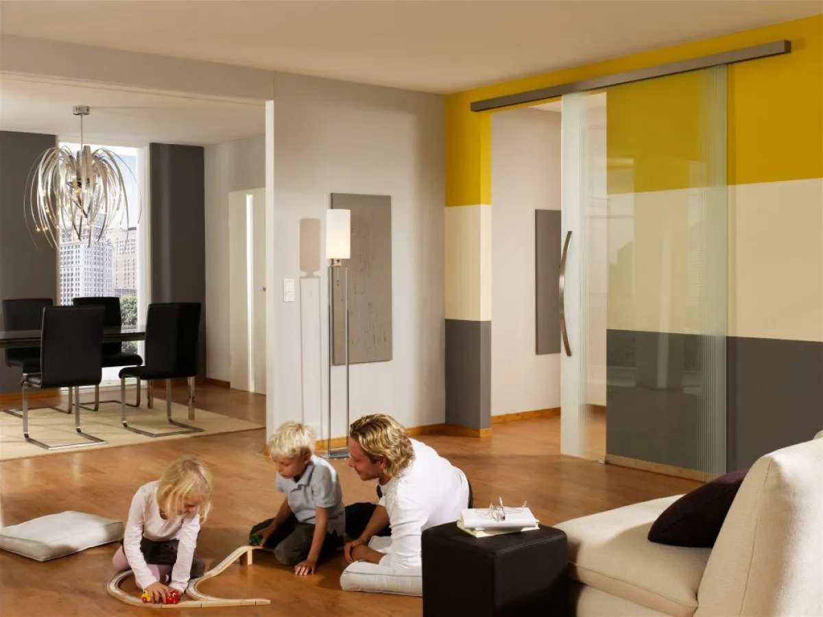 Schiebetüren aus Ganzglas laufen nahezu unsichtbar entlang der Wand. Bild: tdx/Mame Türendesign