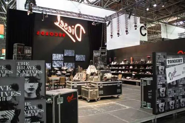 Bild: JAZZUNIQUE realisiert Messestand und Event für DIESEL: Bühne frei für die neuen DIESEL-Kollektionen