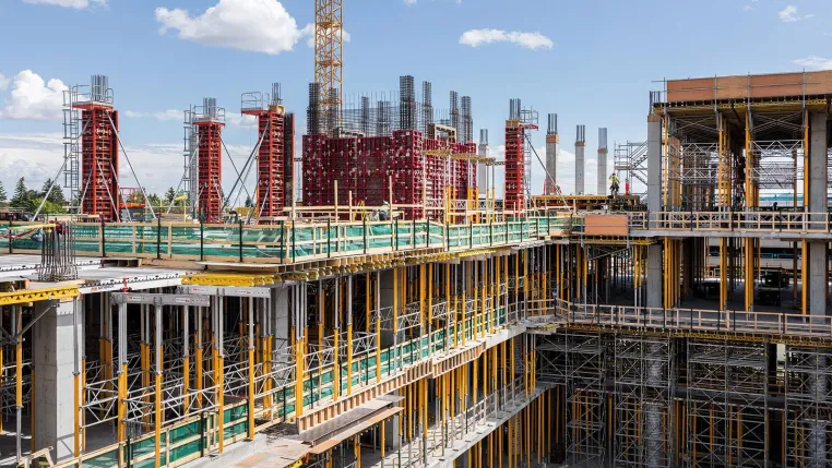Bild: Zahlreiche PERI Systemlösungen beim Bau des Calgary Cancer Centre im Einsatz