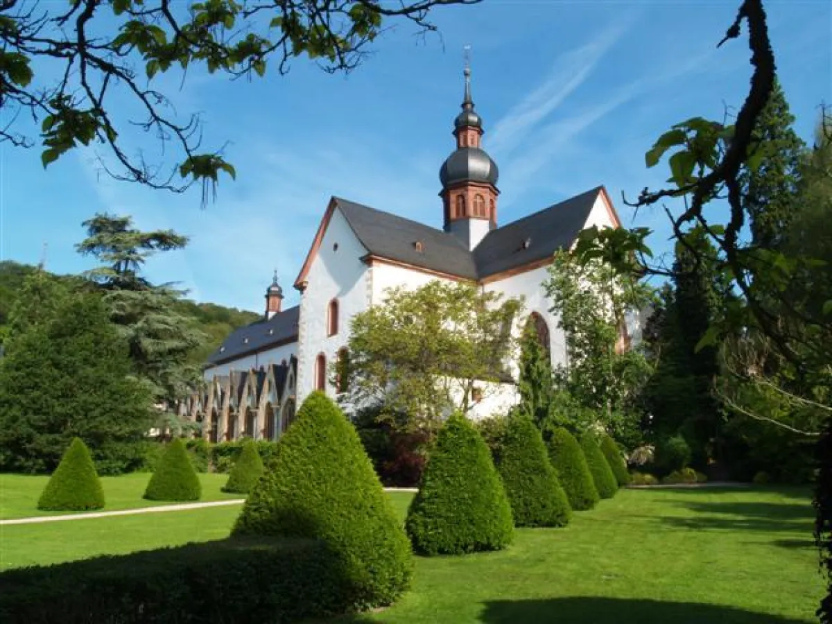 Der große Garten der Klosterkirche.