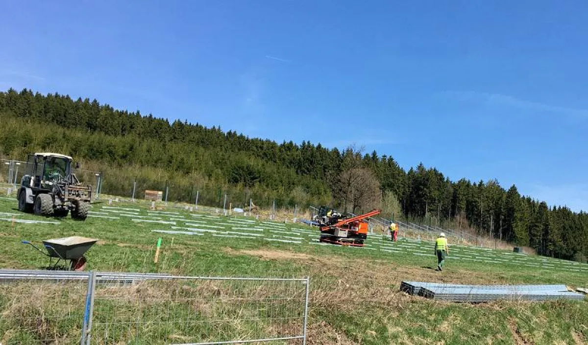 Der im Bau befindliche Solarpark in Winterberg-Siedlinghausen (Foto: 7x7energie GmbH)