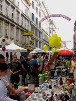 Bild: Bücher-Schnäppchen und vieles mehr auf dem Flohmarkt Neubaugasse