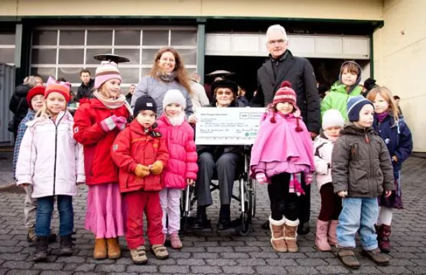 Bild: Weihnachtsbäume für den guten Zweck: Der Hafen sammelt für Bonner Kinder