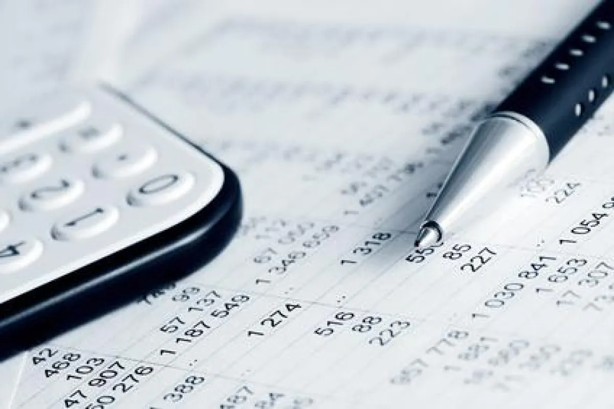 text-on analysiert Datenund fasst sie als Text zusammen