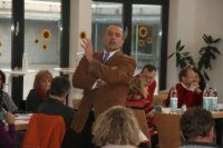 „Alle Eltern auf die Schulbank“ Bild: „Alle Eltern auf die Schulbank“