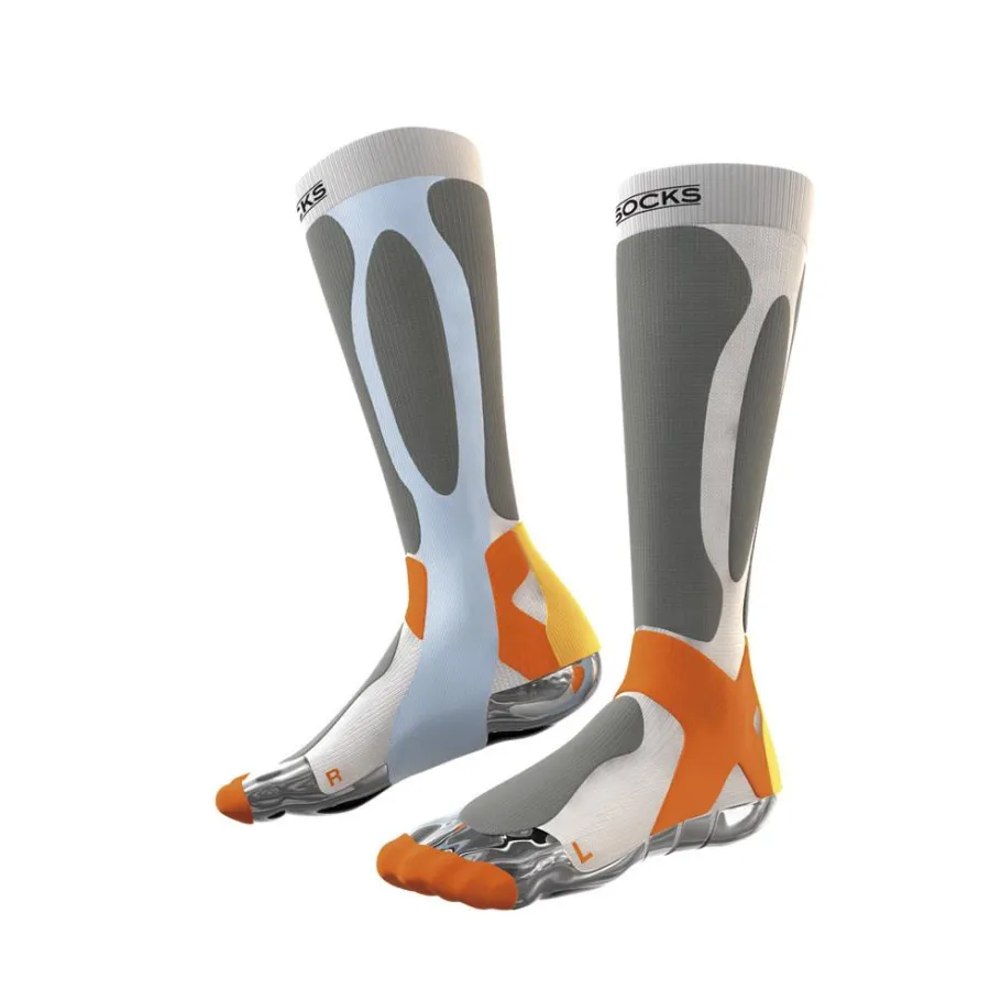 Mit der Ski Carving Silver bietet das Schweizer Label X-Socks eine Hightech-Skisocke mit einem ausgefeilten Protektorensystem sowie einem Fußbett aus 99% reinem Silber, das für trockene und warme Füße