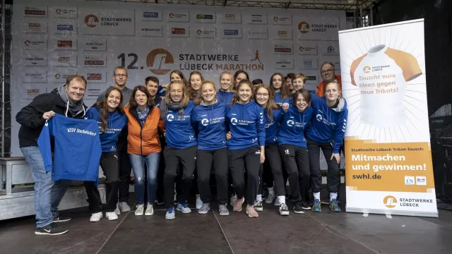 Bild: 97. Übergabe beim Stadtwerke Lübeck Trikot-Tausch: ATSV-Fußballerinnen gewinnen neues Outfit