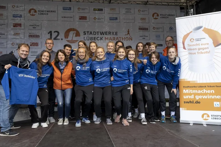 Bild: 97. Übergabe beim Stadtwerke Lübeck Trikot-Tausch: ATSV-Fußballerinnen gewinnen neues Outfit