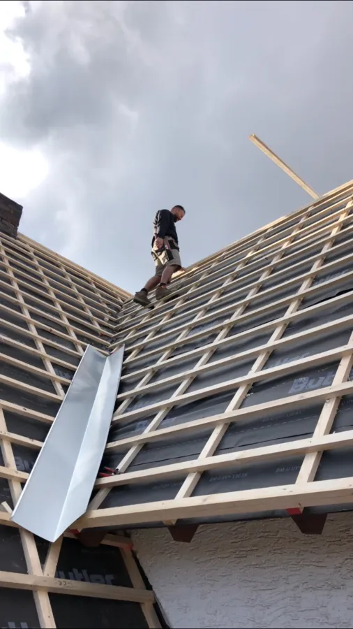 Dachdecker (© Lauenburger Bedachung)