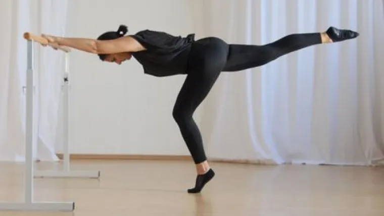 Bild: Fit an der Balletstange im Just Barre Studio Reutlingen