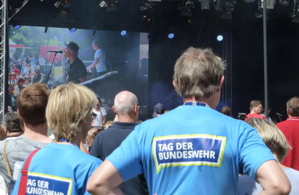 Nach dem Musikkorps der Bundeswehr sorgen Cat Ballou für kölsche Klänge (Foto: A. Wulf).