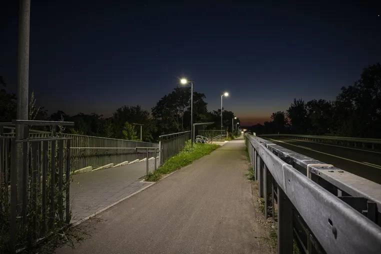 400 Kommunen. 0 Werbung. 1 Modell. Ronotic wuchs ganz leise zur gefragten Marke für Solar-Straßenbeleuchtung Bild: 400 Kommunen. 0 Werbung. 1 Modell. Ronotic wuchs ganz leise zur gefragten Marke für Solar-Straßenbeleuchtung
