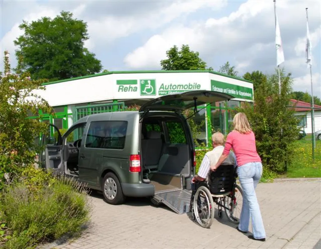 ROLLI - MOBIL Mietwagen zur behindertengerechten Beförderung eines Rollstuhlfahrers.