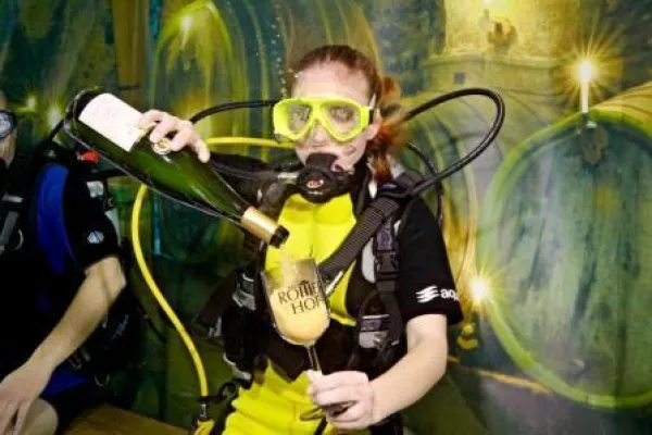 Bild: Weltweit 1. Unterwasser-Weinprobe ein großer Erfolg