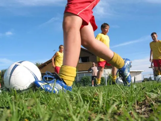 Bild: Für Kurzentschlossene - Kicken und Sprachen lernen im internationalen Fußballcamp am Bodensee