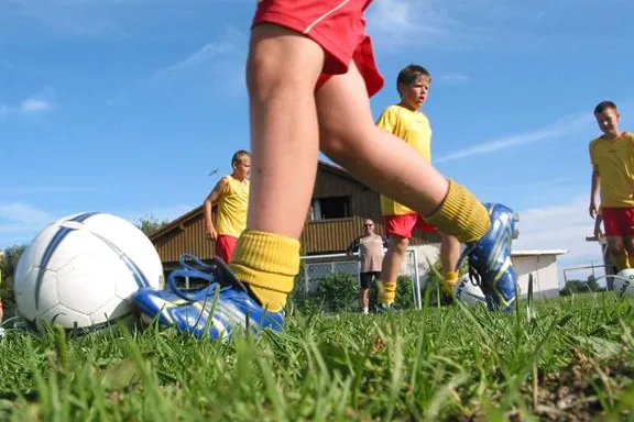 Für Kurzentschlossene - Kicken und Sprachen lernen im internationalen Fußballcamp am Bodensee Bild: Für Kurzentschlossene - Kicken und Sprachen lernen im internationalen Fußballcamp am Bodensee