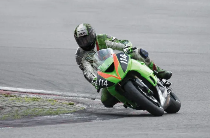 Bild: Ambitionierte Motorrad-Piloten auf den Spuren der Renn-Legenden