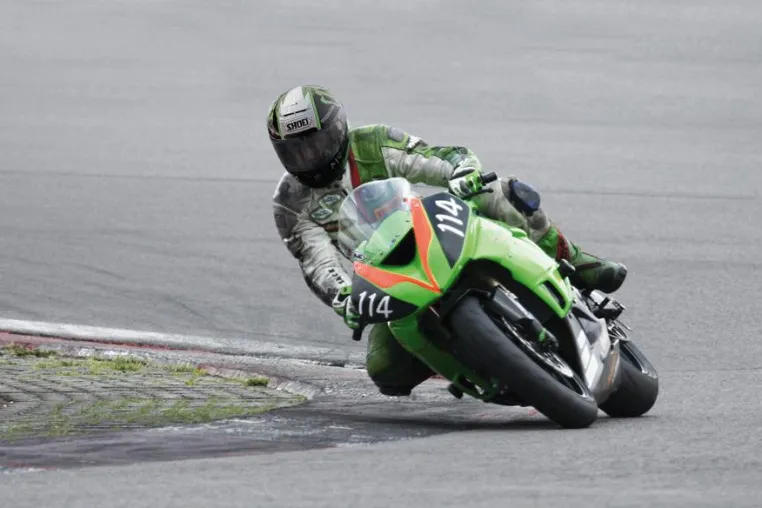 Bild: Ambitionierte Motorrad-Piloten auf den Spuren der Renn-Legenden