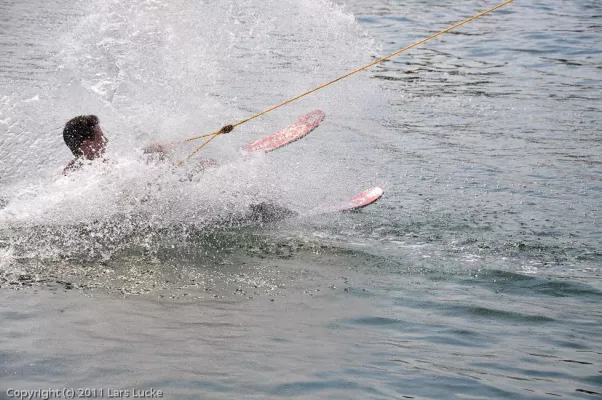 Bild: Erste Runde übers Wasser – Die Wasserski-Seilbahn Großbeeren wirft den Motor wieder an