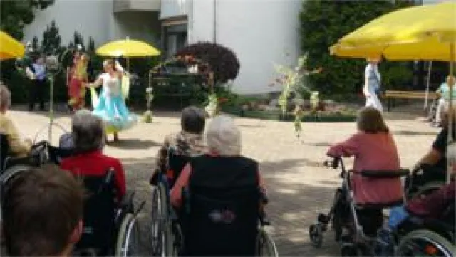 Bild: Zirkus bringt die Herzen im St. Albertus Altenheim zum Lachen