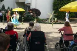 Bild: Zirkus bringt die Herzen im St. Albertus Altenheim zum Lachen