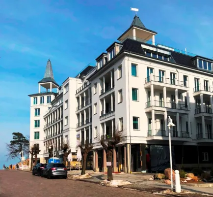 Bild: Shoppen, Schlemmen und Wohnen mit Ostseepanorama. Das "First" am Selliner Hochufer ist eröffnet