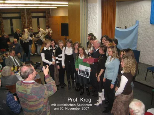 Bild: Dr. Honsdorf würdigte die Leistung von Prof. Krog und seinen Studenten aus der Ukraine