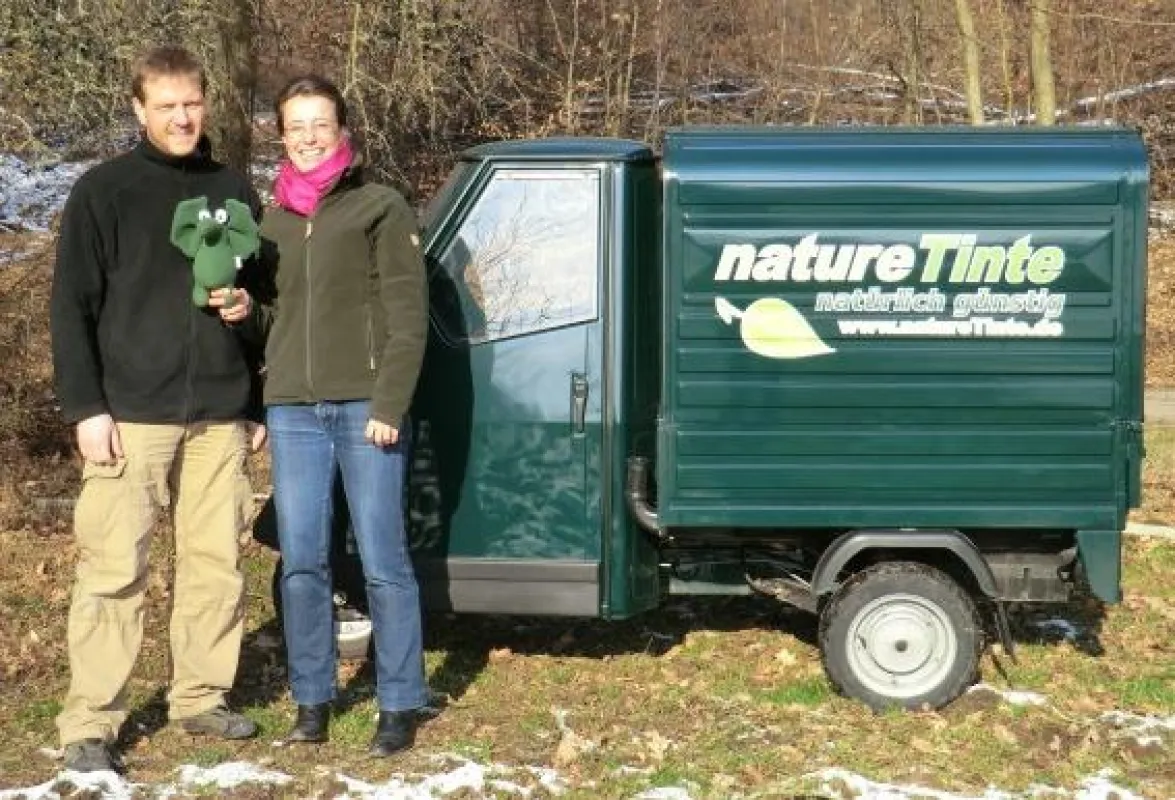 Oliver Becker und Catharina Karn mit dem Maskottchen des Nationalpark Kellerwald-Edersee dem BOGGEL