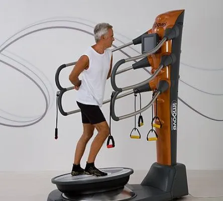 B.E.O.S. mit Spiraltrainer und schwingender Extensionsliege auf dem Deutschen Wirbelsäulenkongress 2009 Bild: B.E.O.S. mit Spiraltrainer und schwingender Extensionsliege auf dem Deutschen Wirbelsäulenkongress 2009