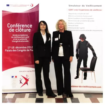 Bild: Alterssimulationsanzug GERT auf der französischen Abschlusskonferenz zum europäischen Jahr des aktiven Alterns