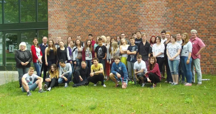 Jugendliche fordern eine friedliche Welt ohne Atomstrom und Atomwaffen Bild: Jugendliche fordern eine friedliche Welt ohne Atomstrom und Atomwaffen