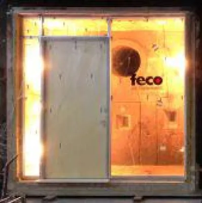 Bild: T30-Holz-Tür erfolgreich in feco-F30-Systemtrennwand geprüft