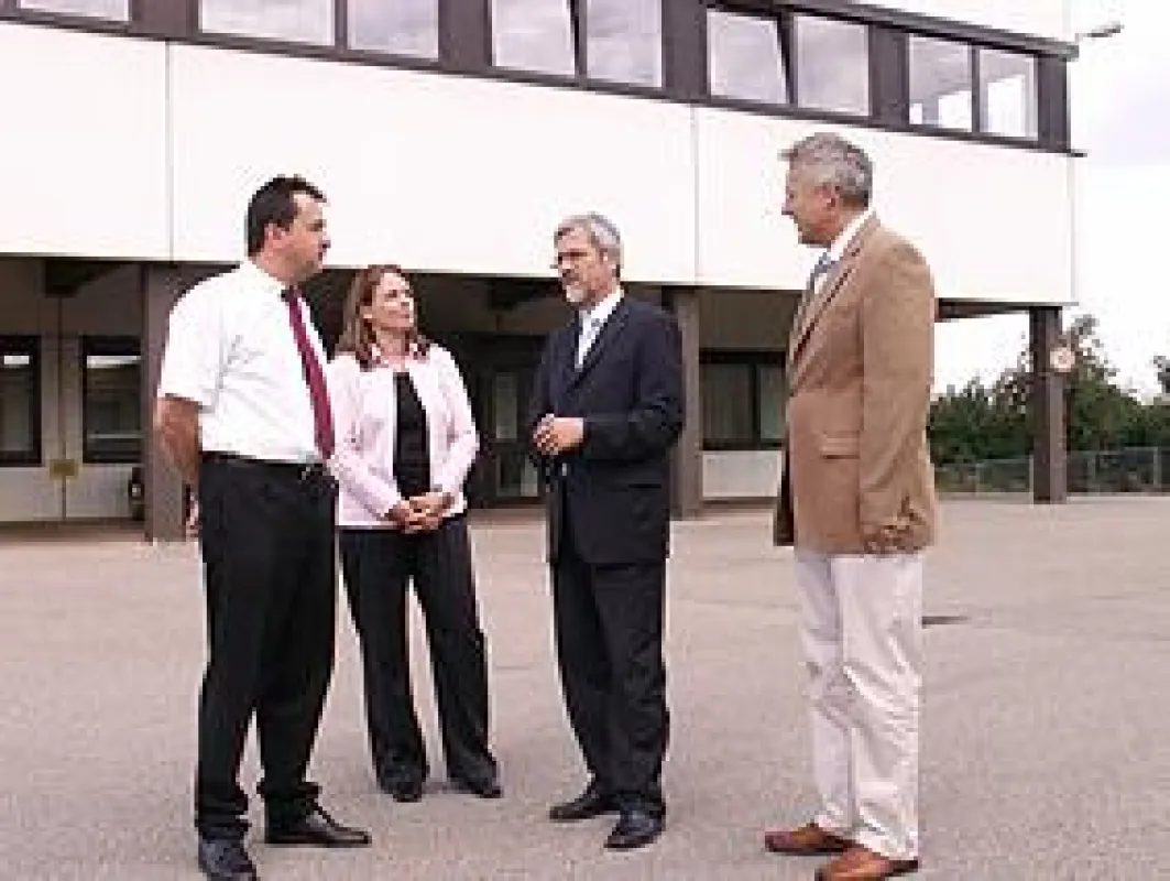 Landrat Klaus Pavel (2. v. rechts) macht sich ein Bild über den Gewerbepark A7
