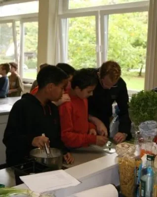 Bild: Fair am Mittag - Schüler der Gesamtschule Gartenstadt kochen mit Profi-Koch Kai Dexling ein faires Menü