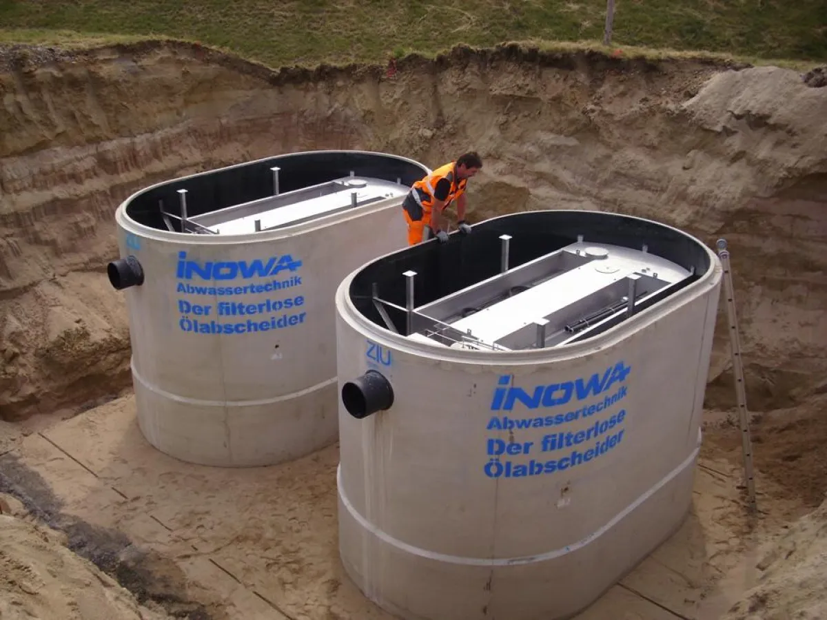 Abscheider in ovalen Becken statt in der üblichen Rundbauweise bieten mehrere Vorteile wie z.B. die geringere Einbautiefe.