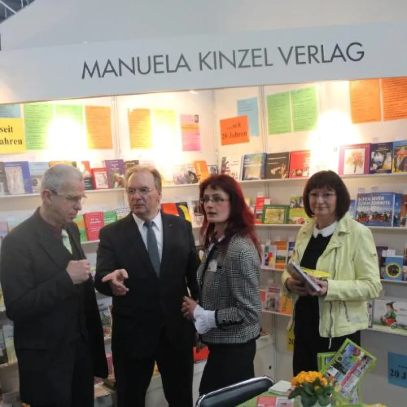 Ministerpräsident Dr. Haseloff beim Manuela Kinzel Verlag