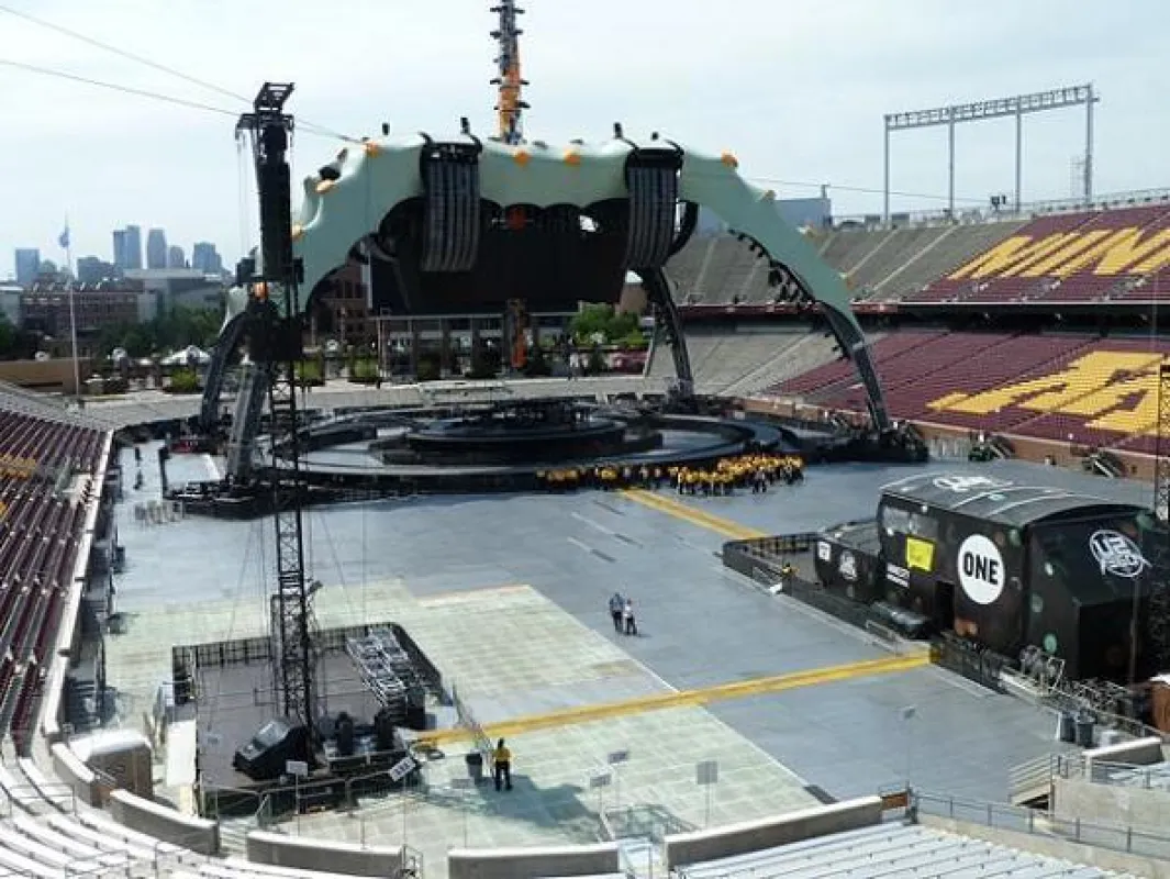 eps mit U2 auf Tour: Terraplas, Arena Panels und Kabelbrücken